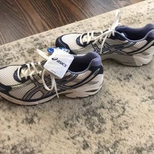 BRAND NEW, WOMENS OASICS, TAGS ON
